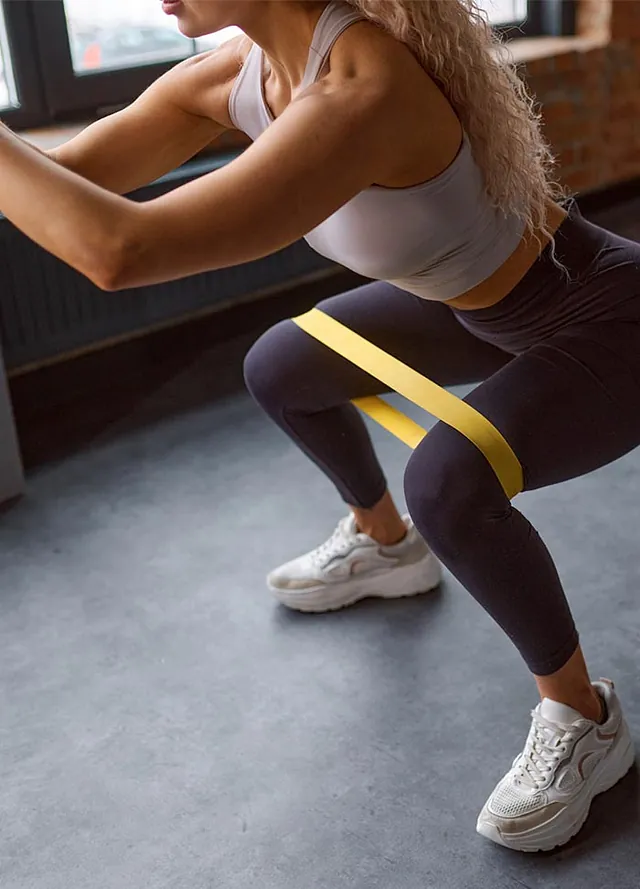 Mujer entrenando con banda elástica de fitness