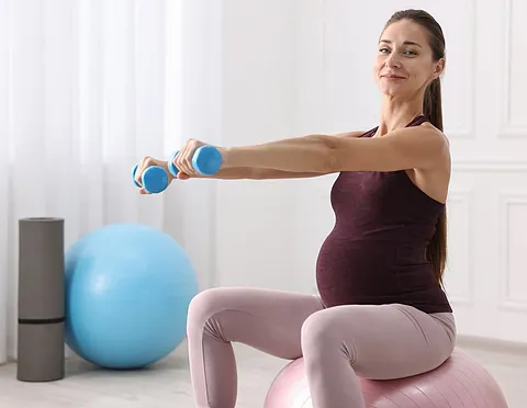 Chica embarazada haciendo ejercicio